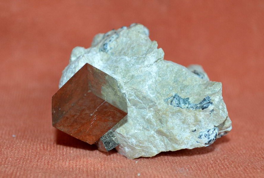 Pirit kristály anyakőzetben